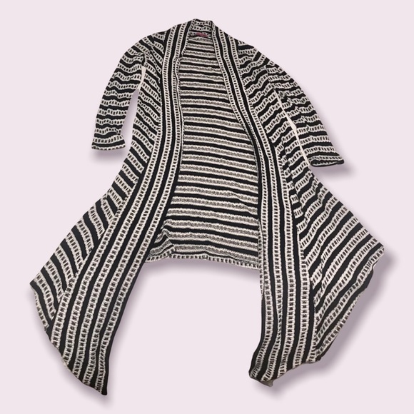 🌟SALE 2/$10.00‼️ Pretty young thing Women’s White/Black/Gray Cardigan size M - Picture 4 of 9